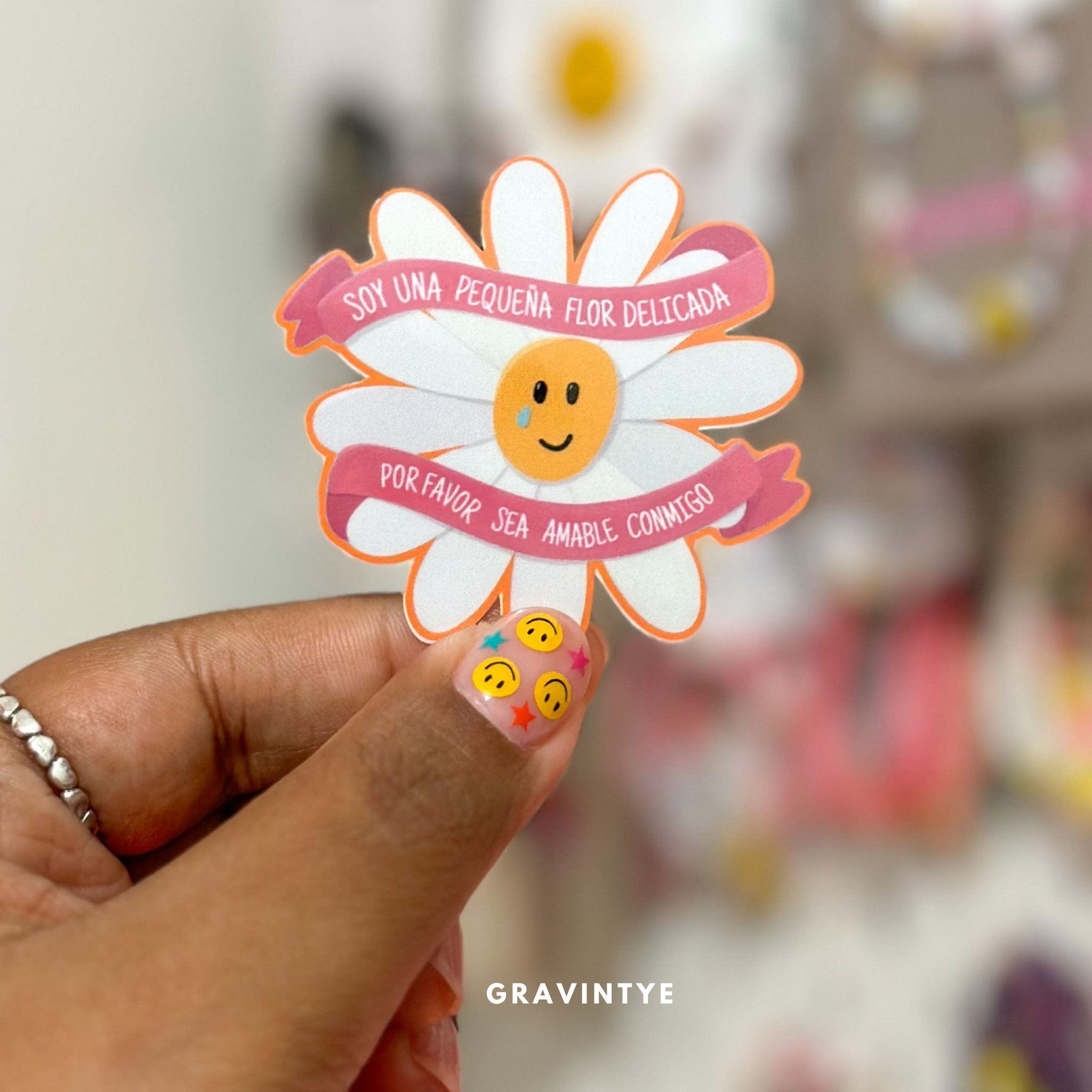 SOY UNA PEQUÑA FLOR DELICADA, POR FAVOR SEA AMABLE CONMIGO STICKER