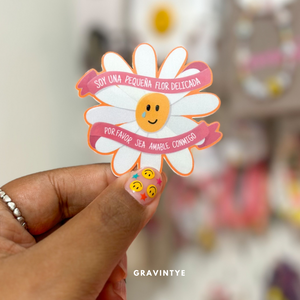 SOY UNA PEQUÑA FLOR DELICADA, POR FAVOR SEA AMABLE CONMIGO STICKER